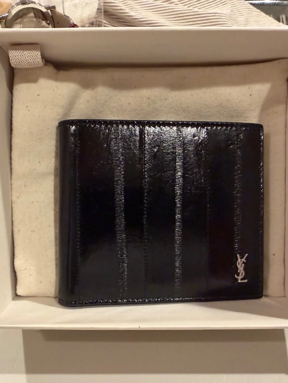 TINY CASSANDRE EAST/WEST WALLET IN EEL (Black)